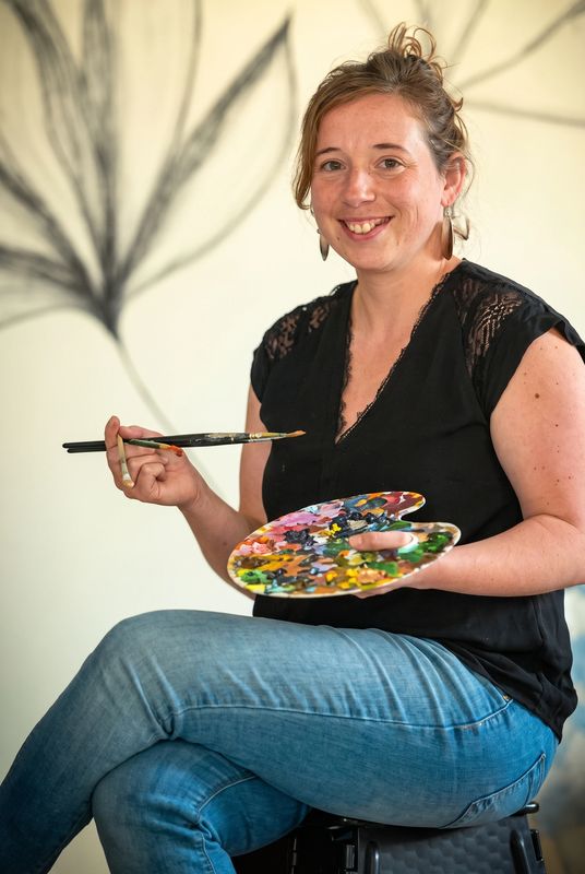 Céline Frémy avec sa palette et son pinceau