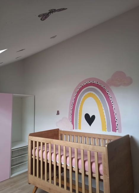 Fresque arc-en-ciel peinte dans une chambre d'enfant
