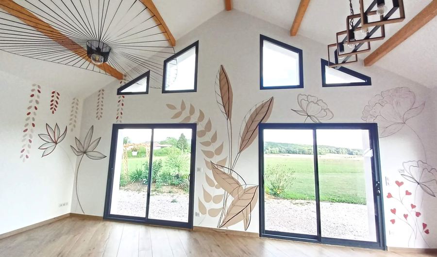 Fresque murale peinte sur mesure dans une pièce à vivre