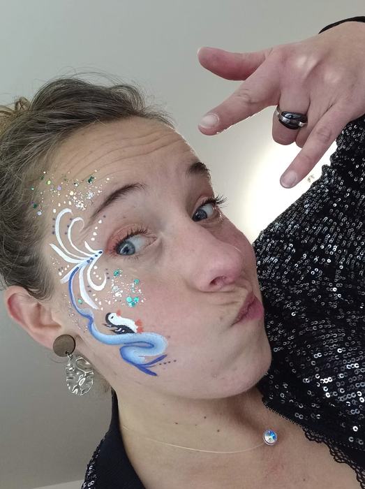 Maquillage artistique vague et oiseau