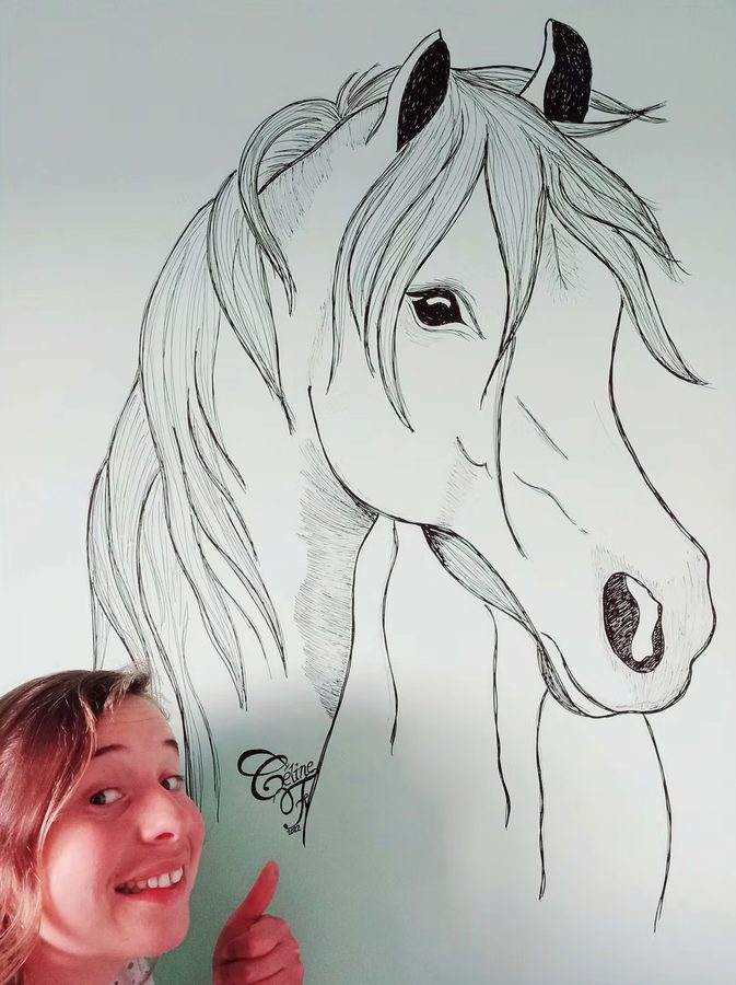 Moi, avec un de mes dessins au feutre, une tête de cheval