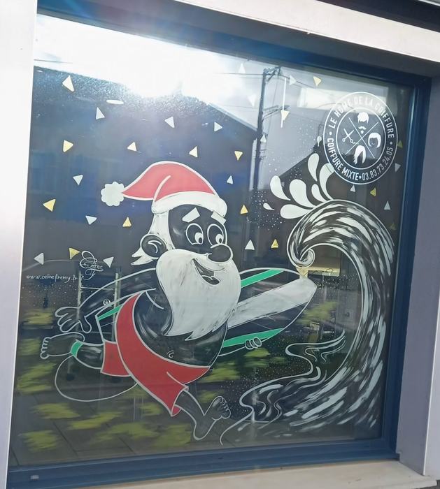 Vitrine avec père Noël surfeur