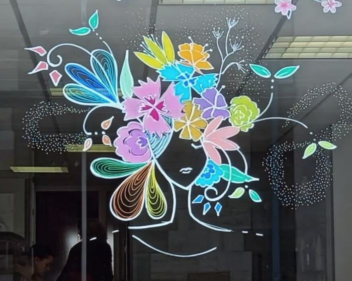 Vitrine avec visage floral coloré