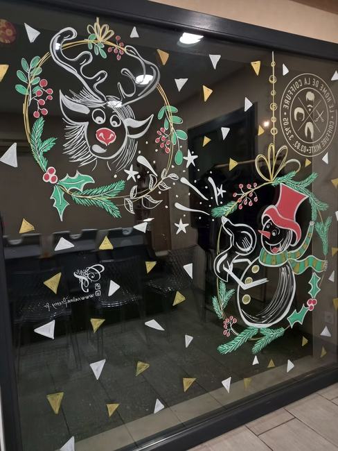 Vitrine de Noël peinte à la main, renne et bonhomme de neige