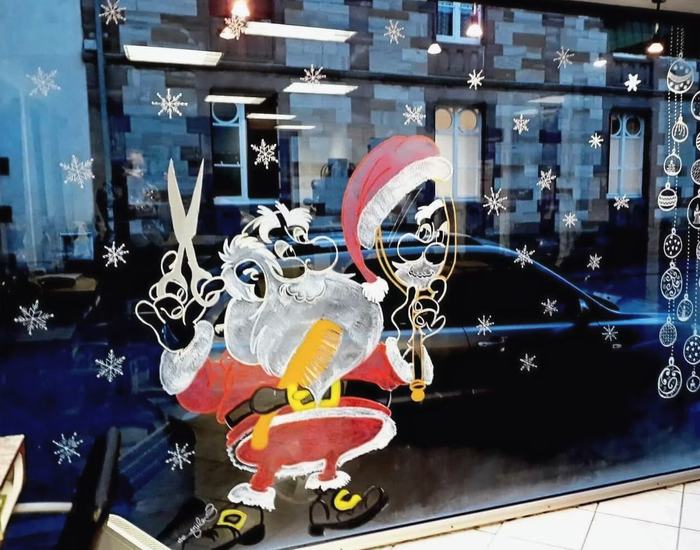 Vitrine de salon de coiffure avec père Noël coiffeur