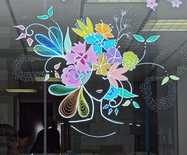 Vitrine peinte à la main, motif floral